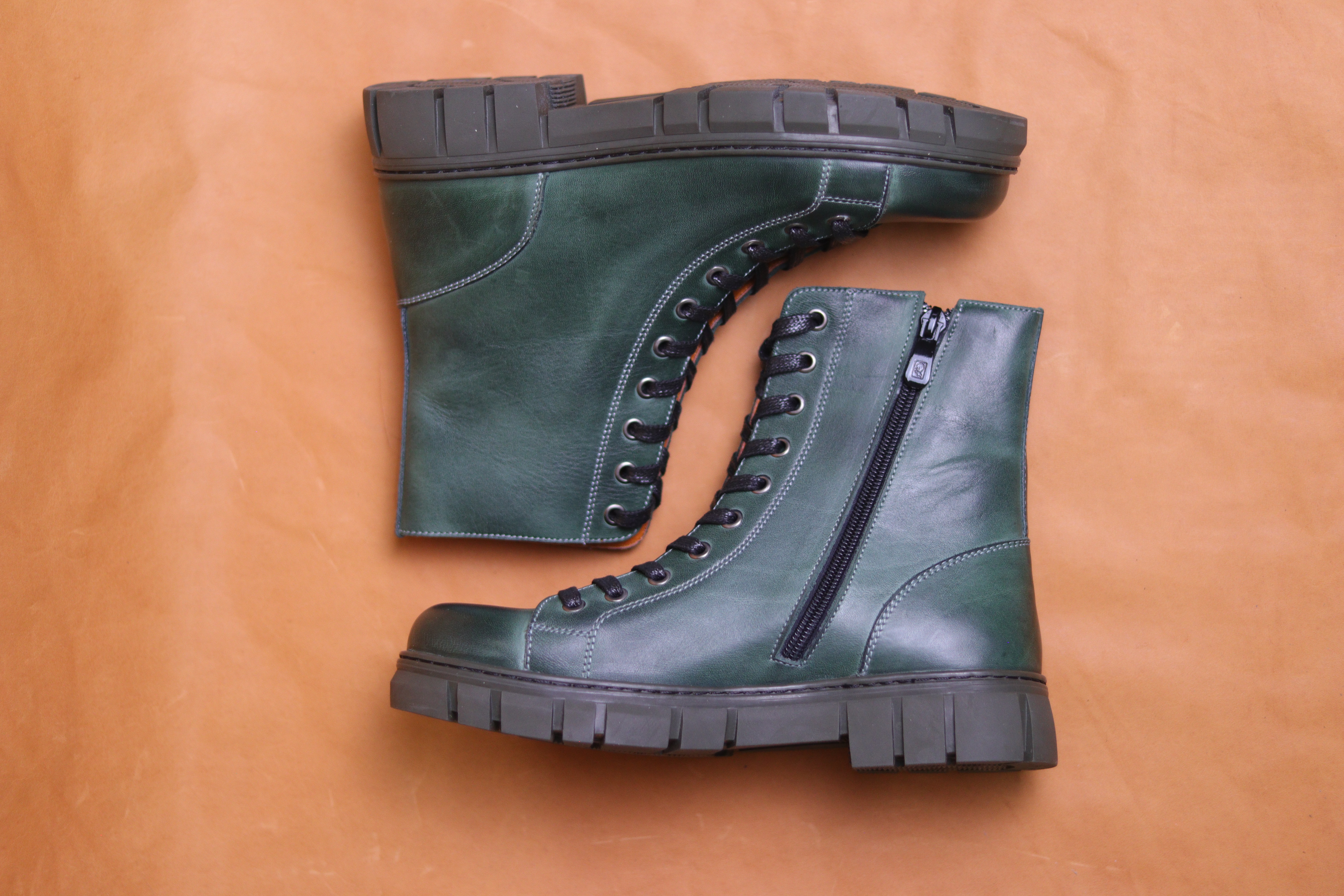 بوت زنانه تمام چرم مدل نیل برند “ماهرو چرم” کفی طبی با روکش چرم و زیره رابر دور دوخت
